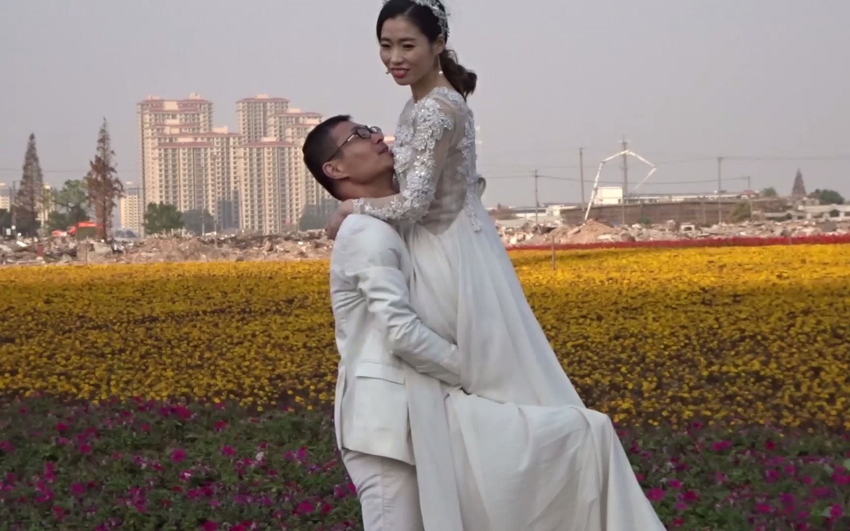 抱新娘婚纱照 窈窕新娘胜利 胖新娘抱不动 吃奶得劲儿都用上 没有对比