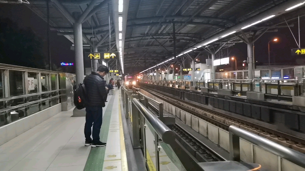 素材放送2上海地铁三号线宝杨路进站