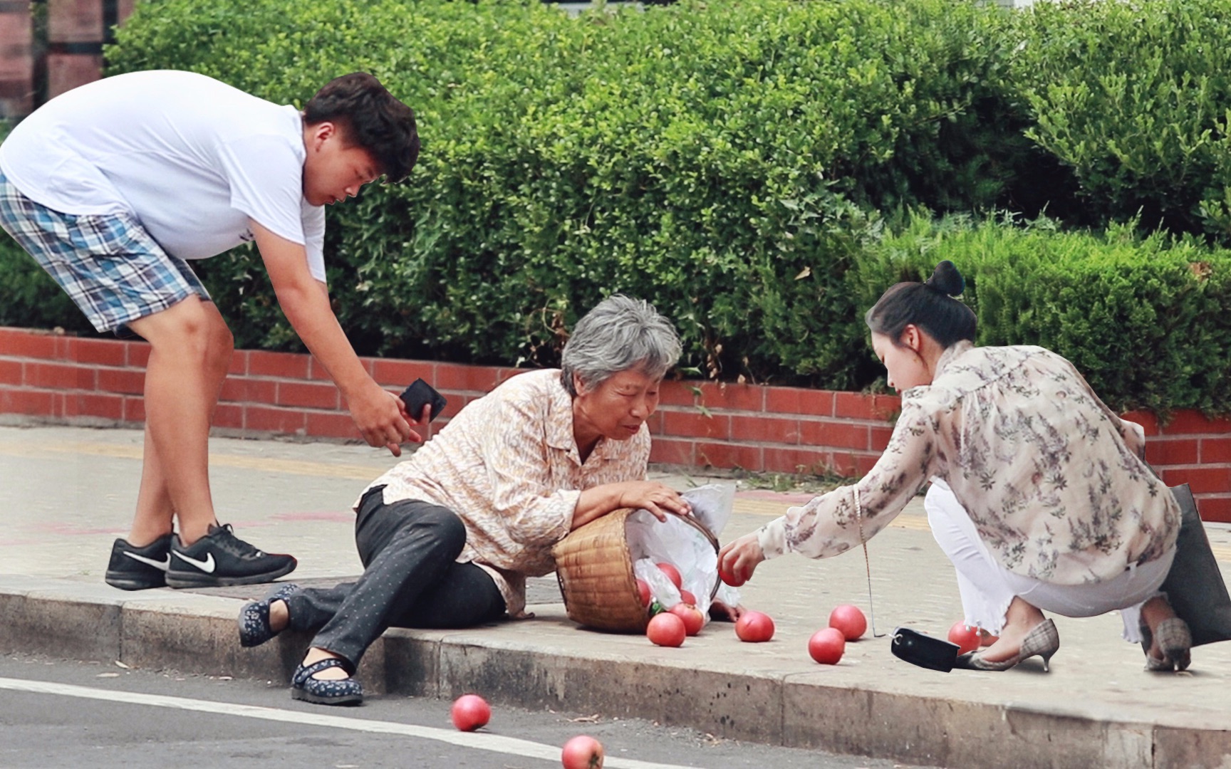 卖菜老奶奶意外摔倒,有路人将她扶起后:这些菜我全买了!(社会实验)