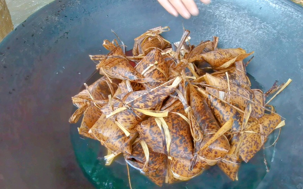 小时候吃的传统笋壳粽子,带着竹子的清香,年轻人都管它叫豹纹粽