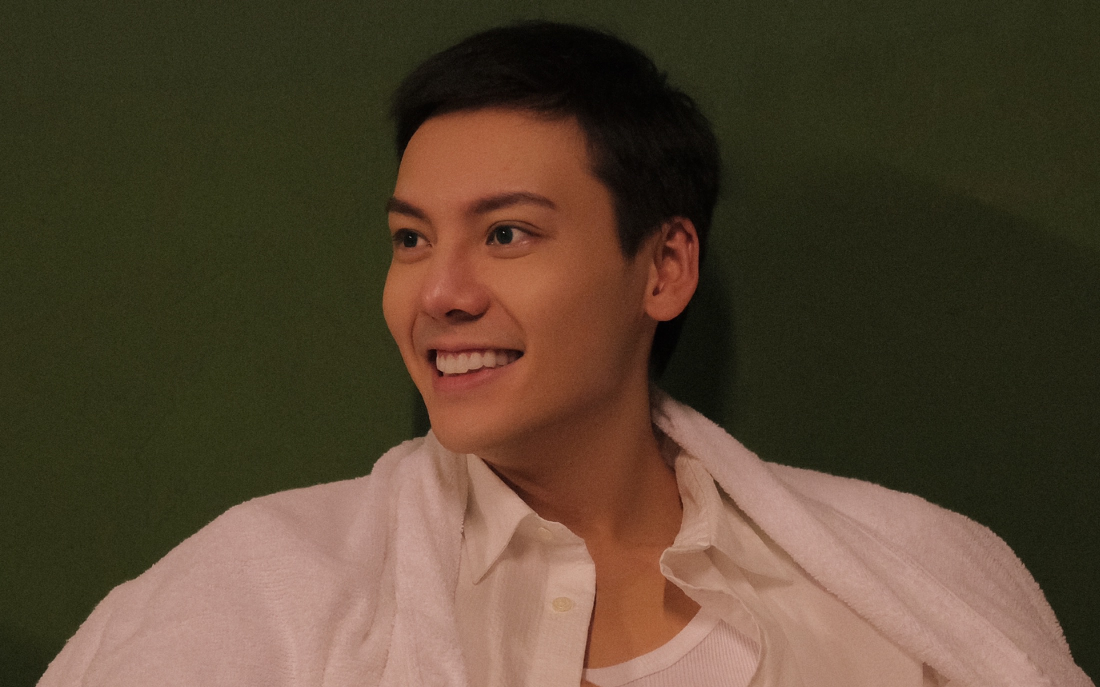 陈伟霆请你与他合唱 粤语新歌《护航》笑容太温柔了吧!