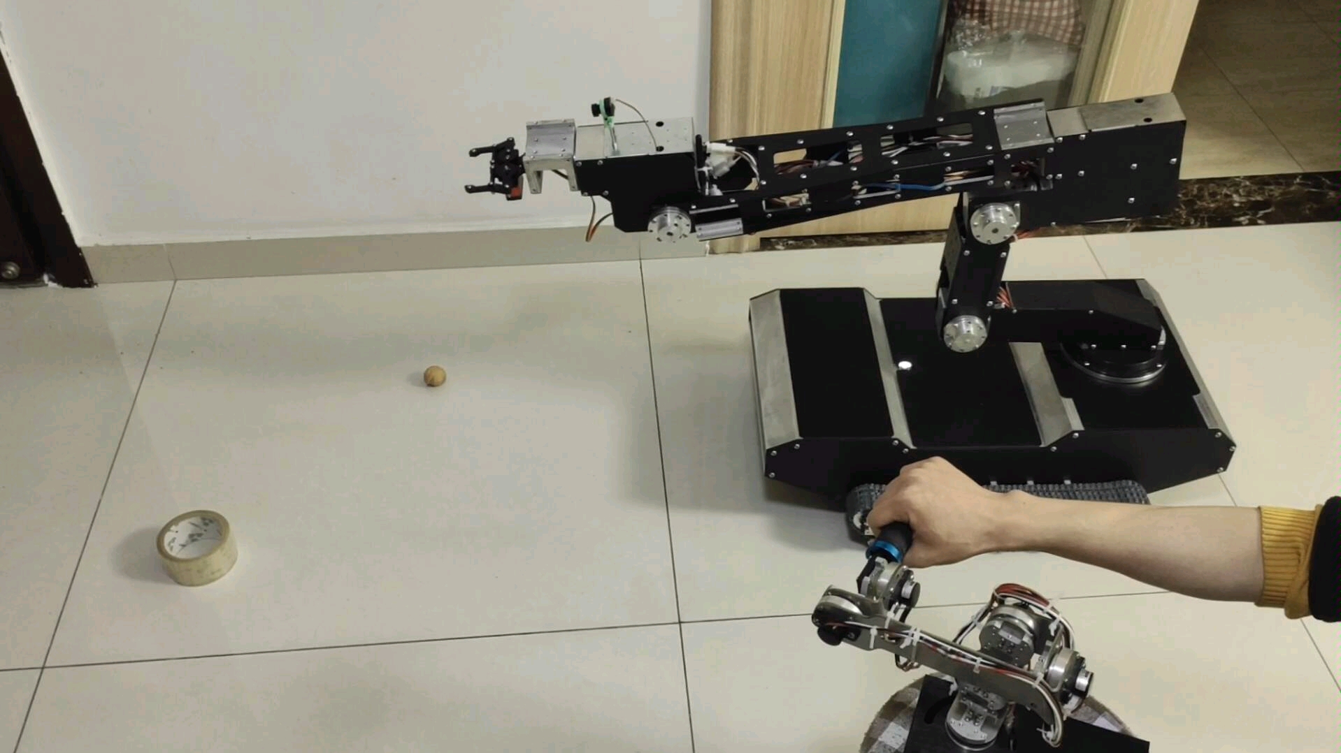 遥控履带机械手 演示夹核桃