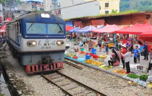 Скачать видео: 【滇越铁路】【云南米轨】东风21 0011、东风21 0005推挽中亚班列X9122次驶经白河桥铁路集市