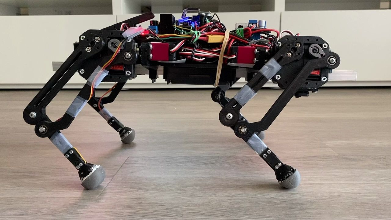 舵机四足机器人的跌倒翻身