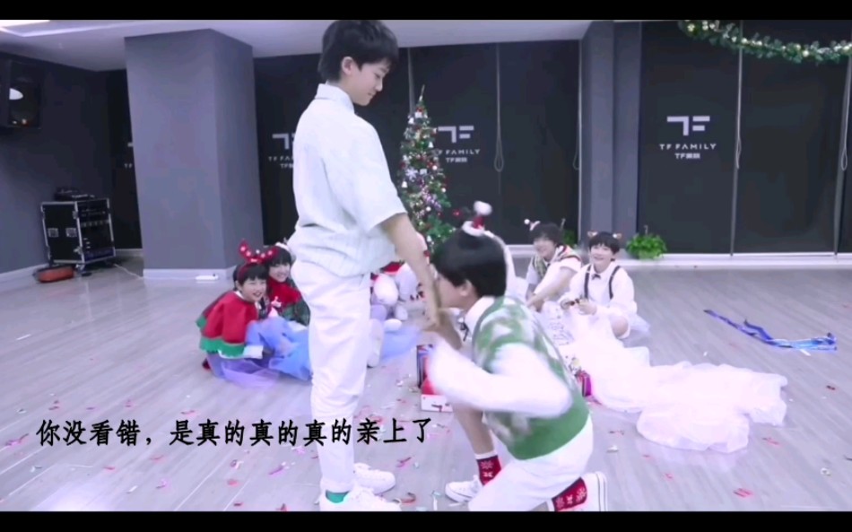 左航是真的亲上邓佳鑫的手啦