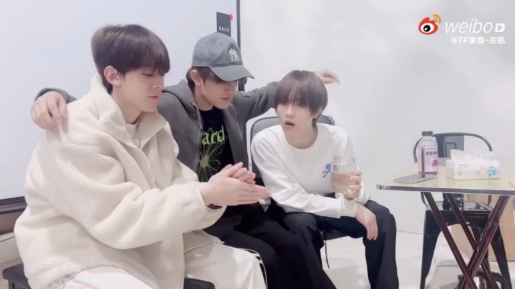 左航给苏新皓张极变魔术(手动狗头