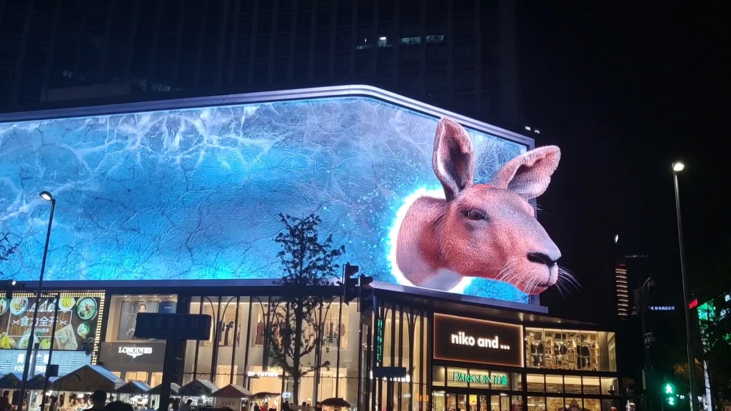 成都3d大屏幕,不开玩笑,真的好魔幻