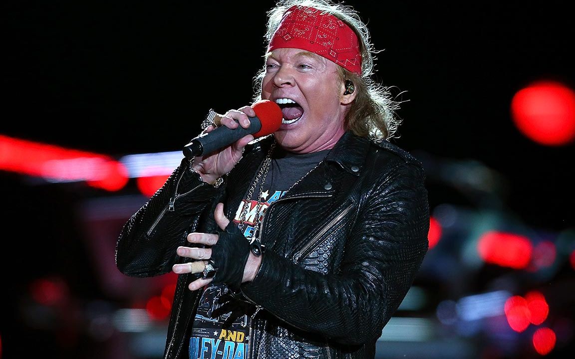 duff mckagan and krist novoselic playing sweet child o mine