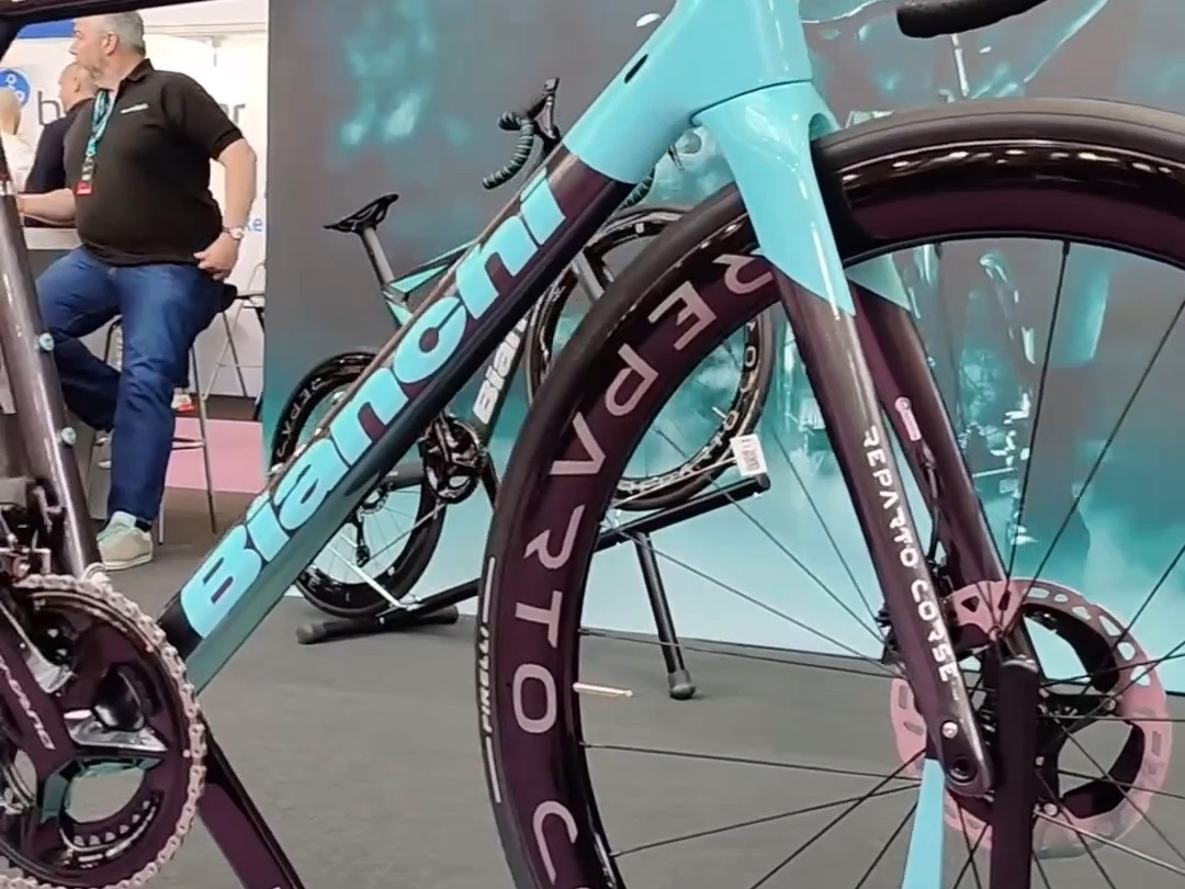 比安奇刚刚推出的职业车队限量版06,车架只有750克,车架加上前叉一