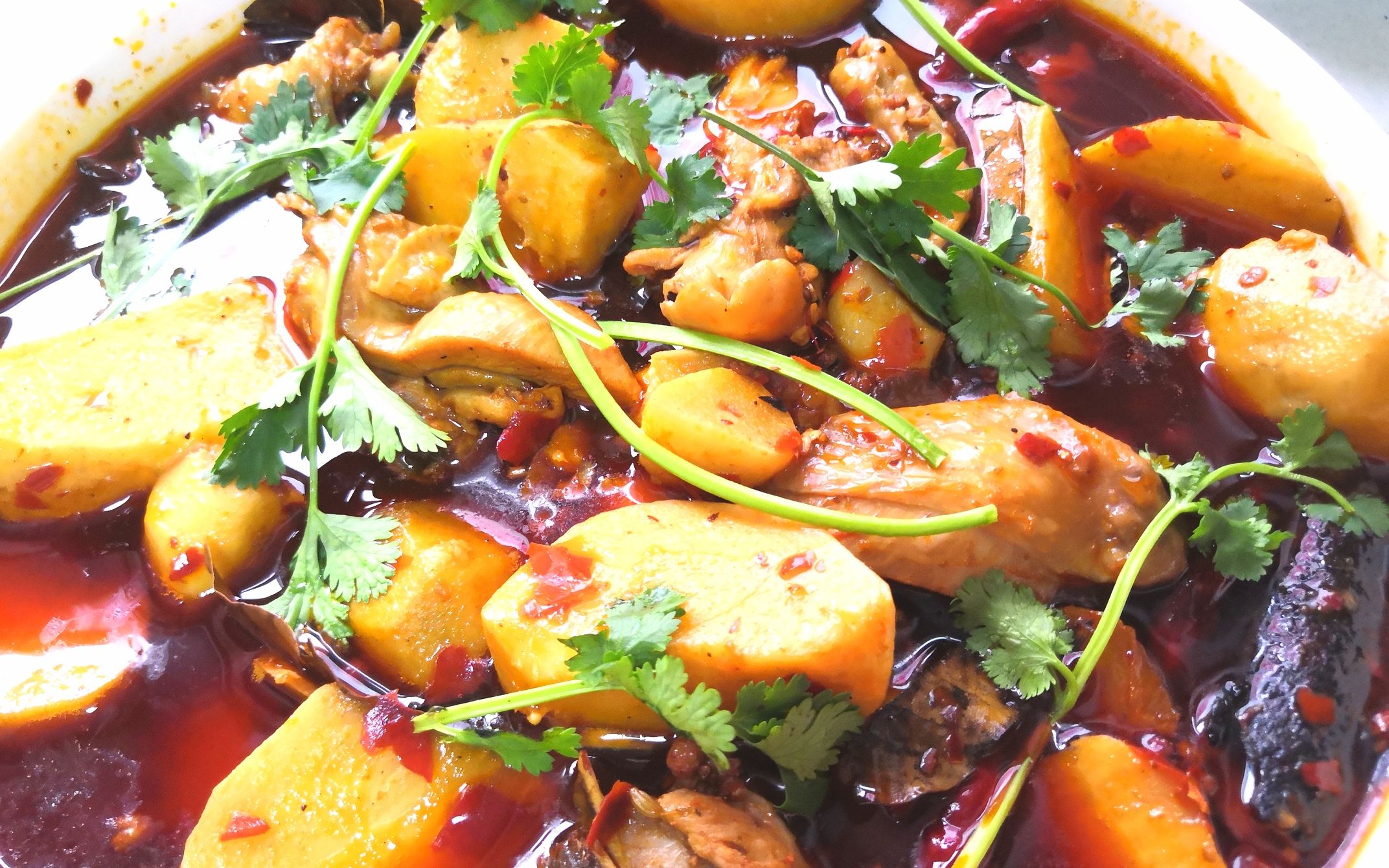 一道火锅芋儿鸡火遍川渝大地,鸡肉鲜香芋儿软糯,吃起来太过瘾了_哔哩