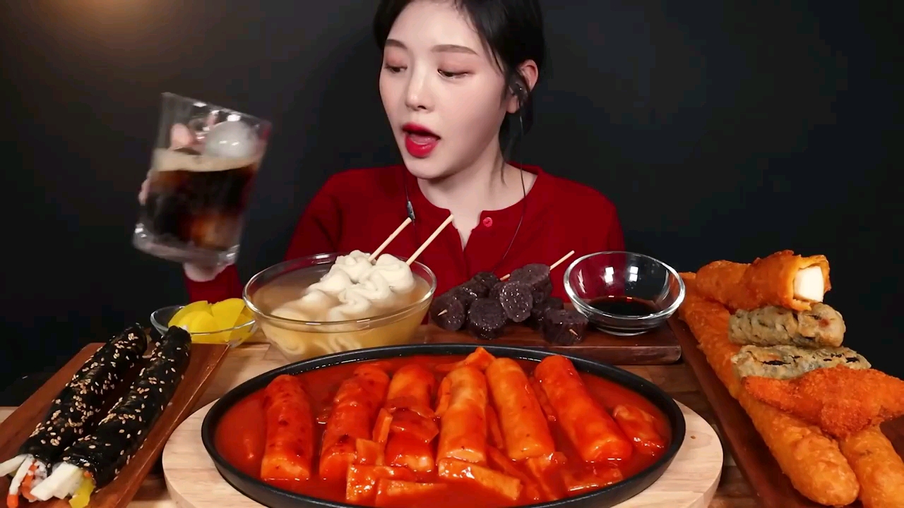 【韩国美食吃播】boki小姐姐吃麻辣炒年糕,超长炸鱿鱼