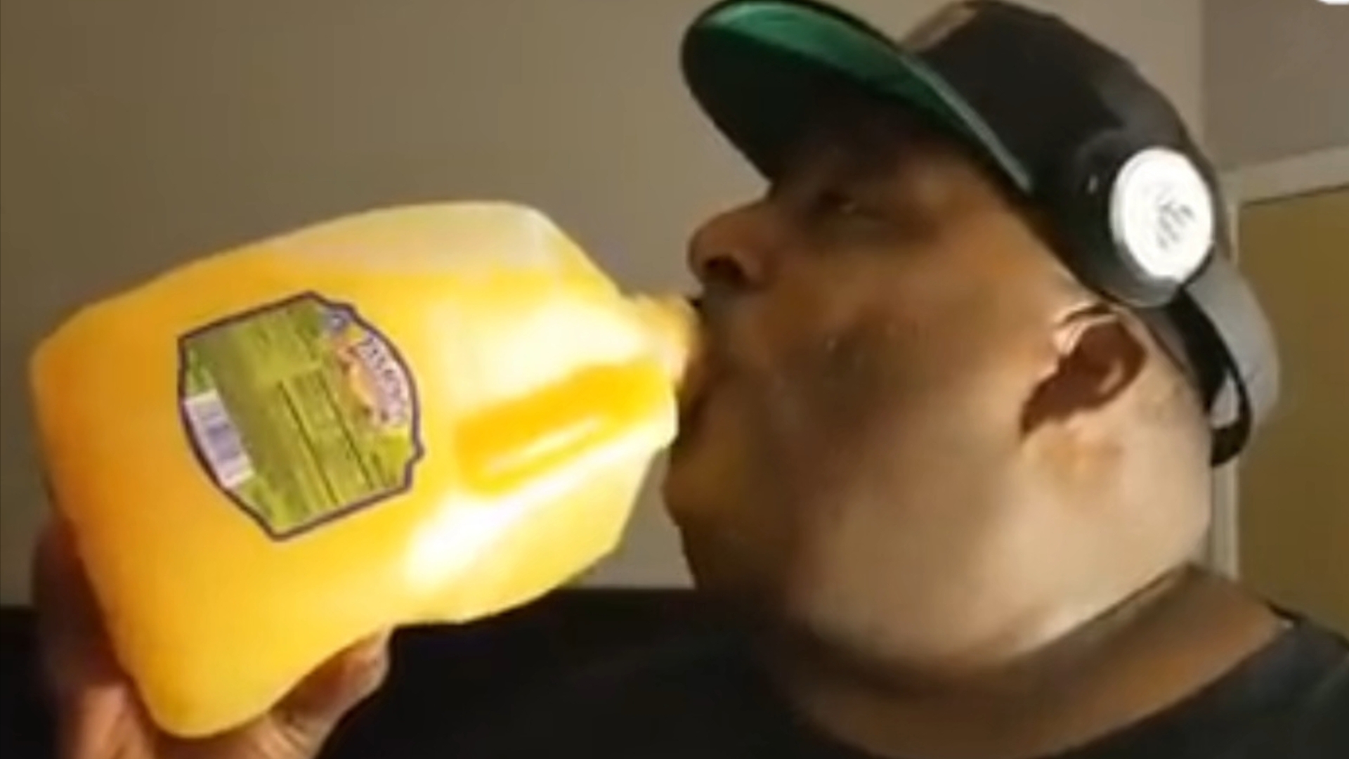 碳酸教父一口气喝完一桶芒果汁