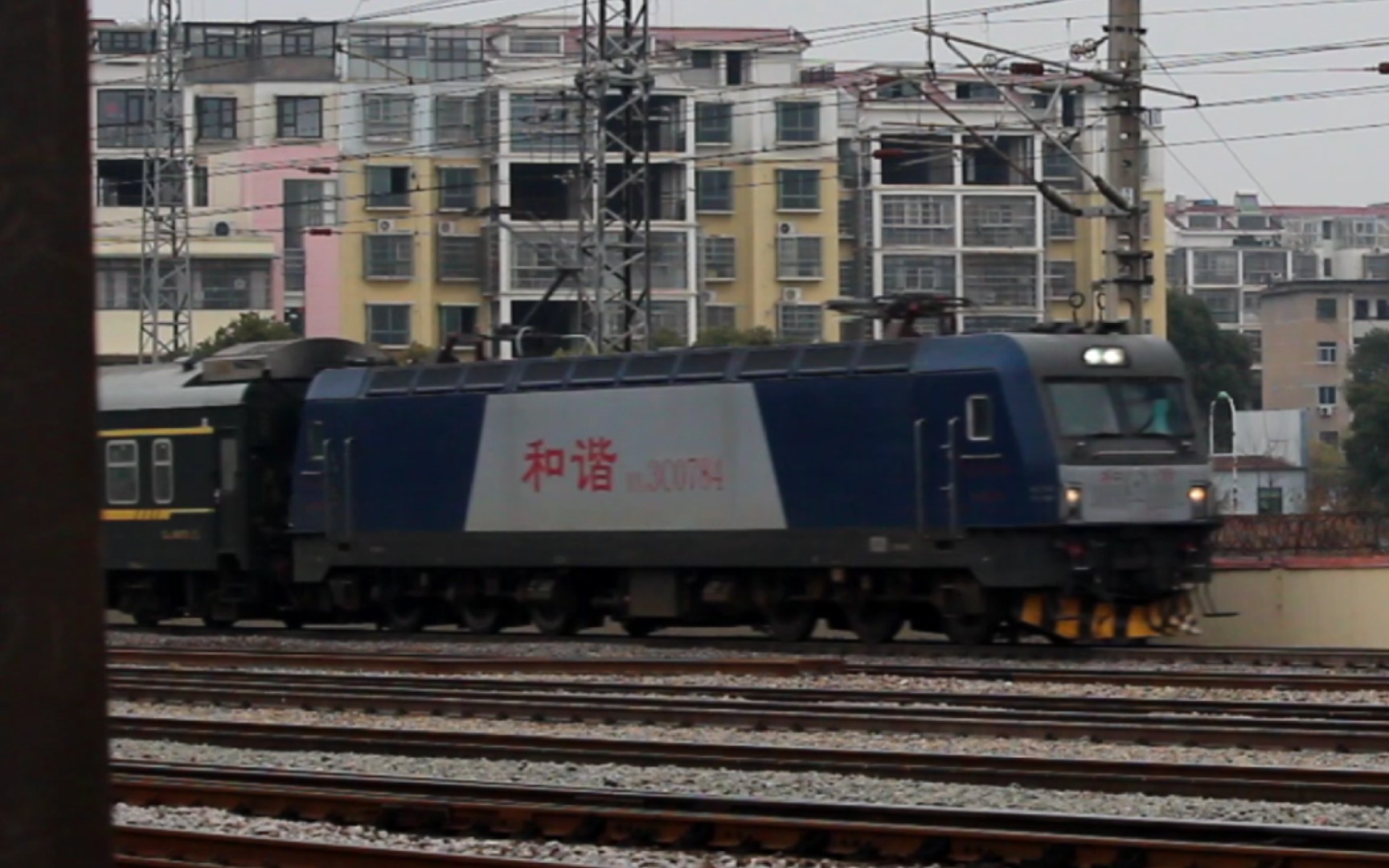 南局向段hxd3c0784牵引k875跨向塘站