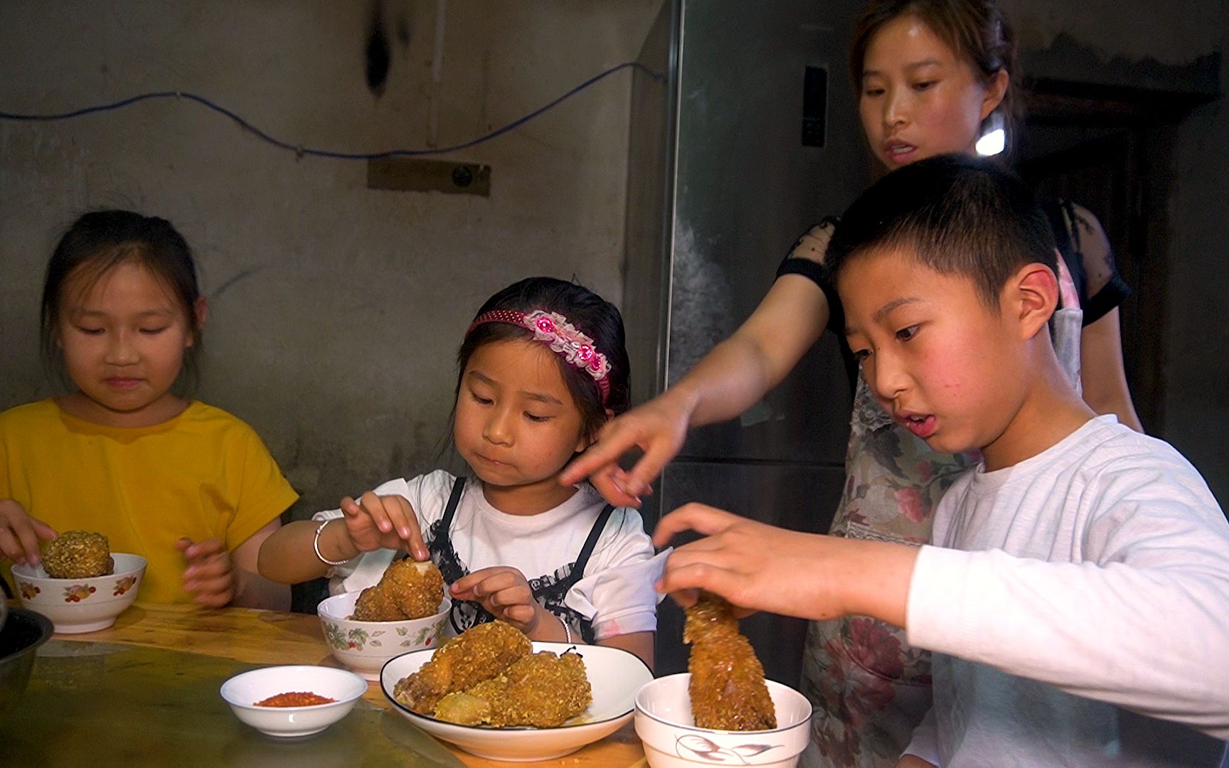 女儿想吃鸡腿,桃子姐一次炸了5个鸡腿,3个小孩吃得津津有味哔哩哔哩bilibili