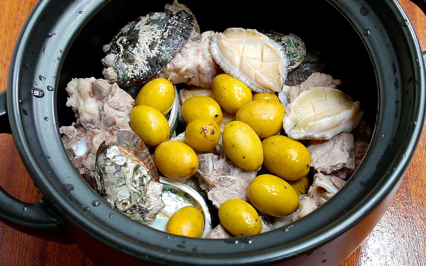 鲍鱼炖橄榄有什么功效(鲍鱼炖橄榄:美味佳肴,养生功效多)