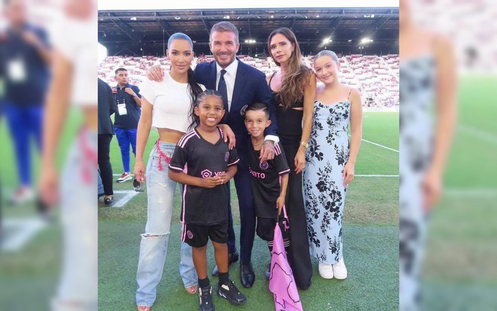 贝克汉姆一家现身梅西美国首秀 小七长裙秀好身材