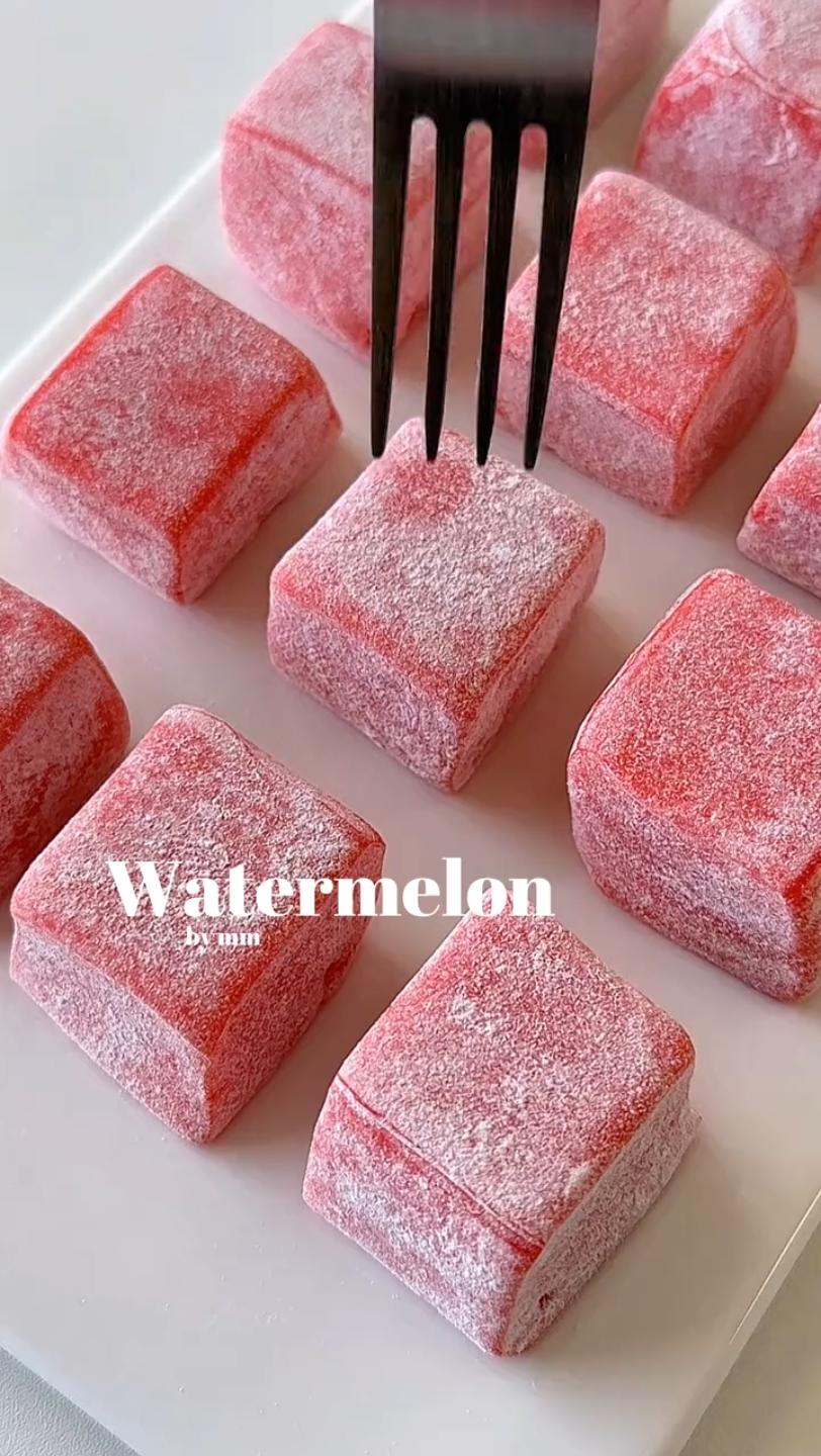 [图]🍉夏天西瓜就要这样吃！｜冰凉香甜糯叽叽～低卡好吃又超长拉丝的西瓜麻薯 专属炎热夏天的甜品！冰凉香甜糯叽叽 一口一个 真的巨好吃！