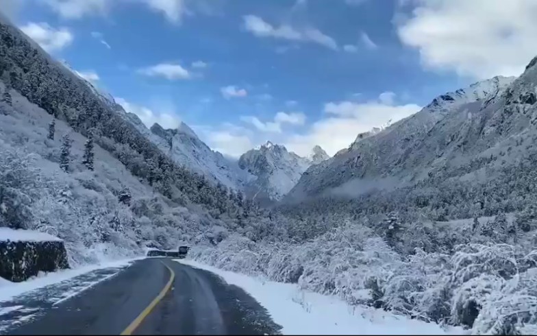 [图]做一个心怀阳光的人。无论生活给予我什么，坦然接受；无论命运给我怎样的安排，微笑面对。风雨同行，微笑向暖，但行好事，莫问前程。珍惜当下，愿一切静美安然！