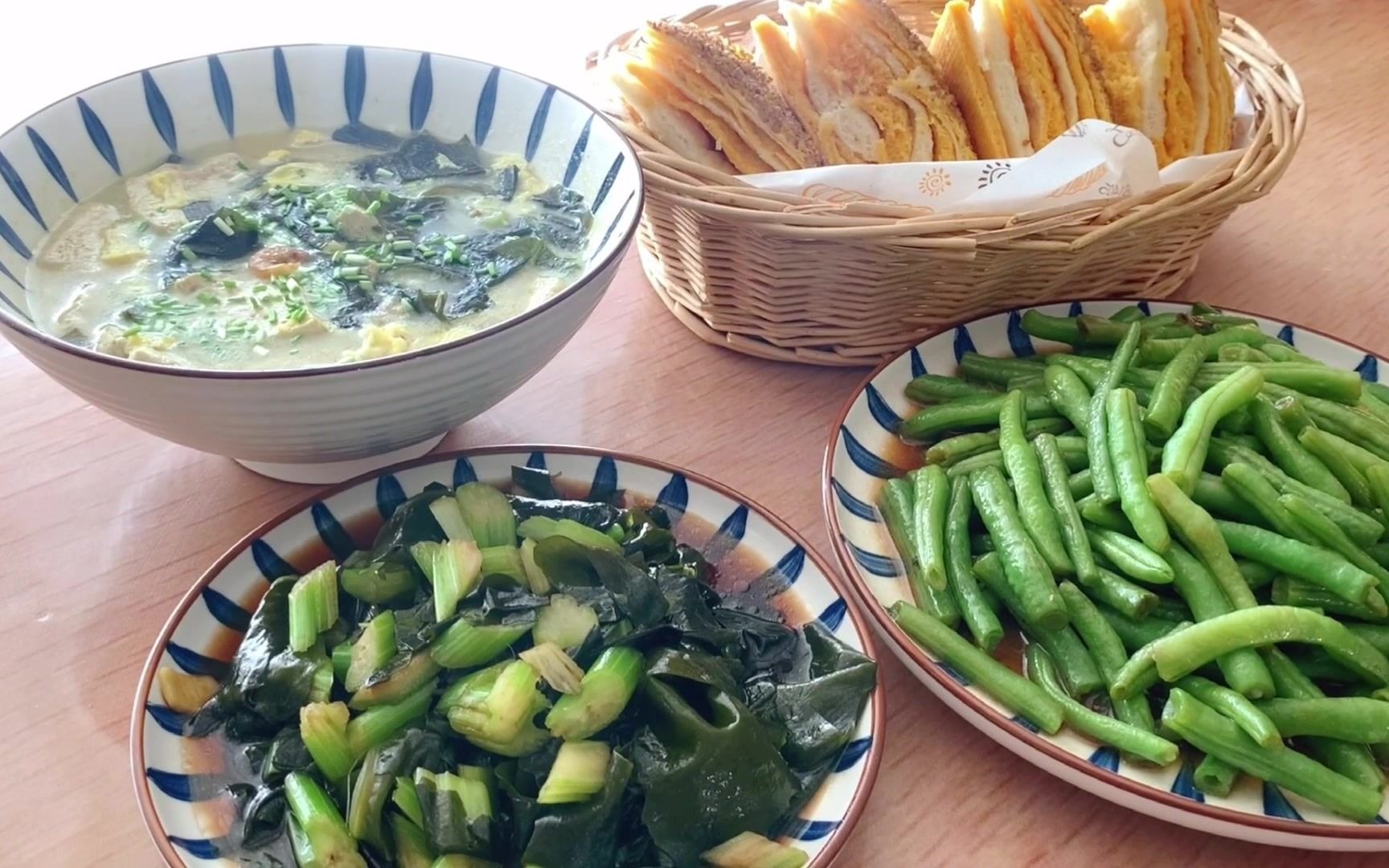 小宁家午餐分享:双色南瓜蒸饼+炝拌裙带菜+裙带菜豆腐汤+素烧豆角,全职太太分享午餐:双色南瓜蒸饼,配上三菜一汤,一家人可吃香了哔哩哔哩bilibili