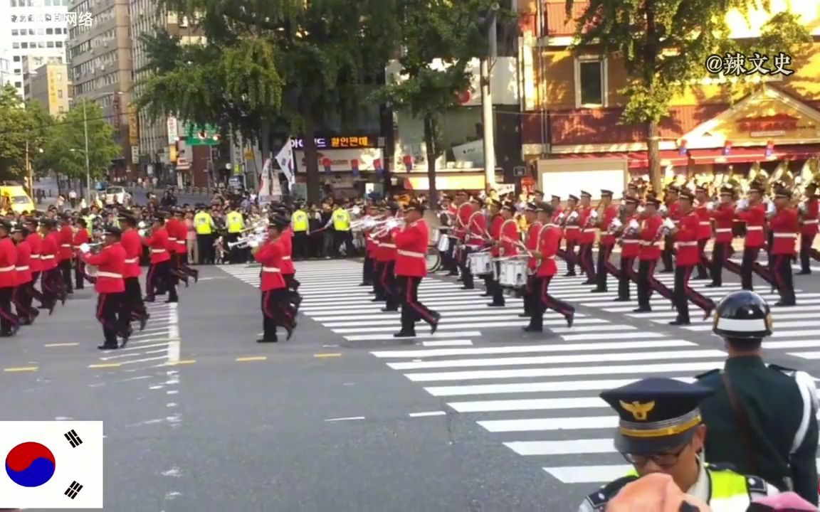 韩国建军65周年阅兵式,当女兵方阵出场时,现场观众激动坏了哔哩哔哩bilibili