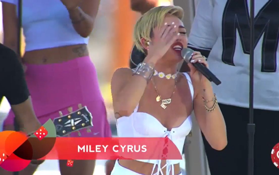 【麦莉含泪演唱破坏球】Miley Cyrus  Wrecking Ball (Live iHeartRadio Music Festival) 2013哔哩哔哩bilibili