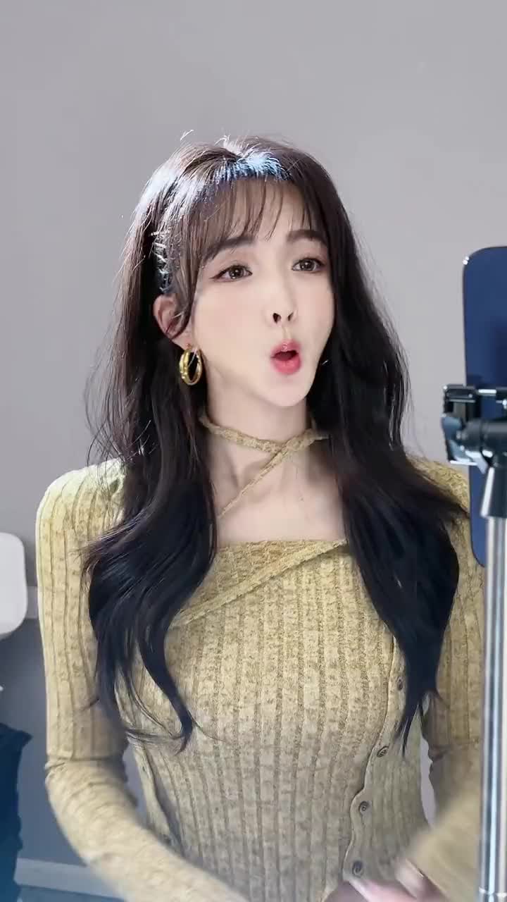 当年ktv还是聚会主要的娱乐方式k歌之王女生版翻唱自拍对镜拍