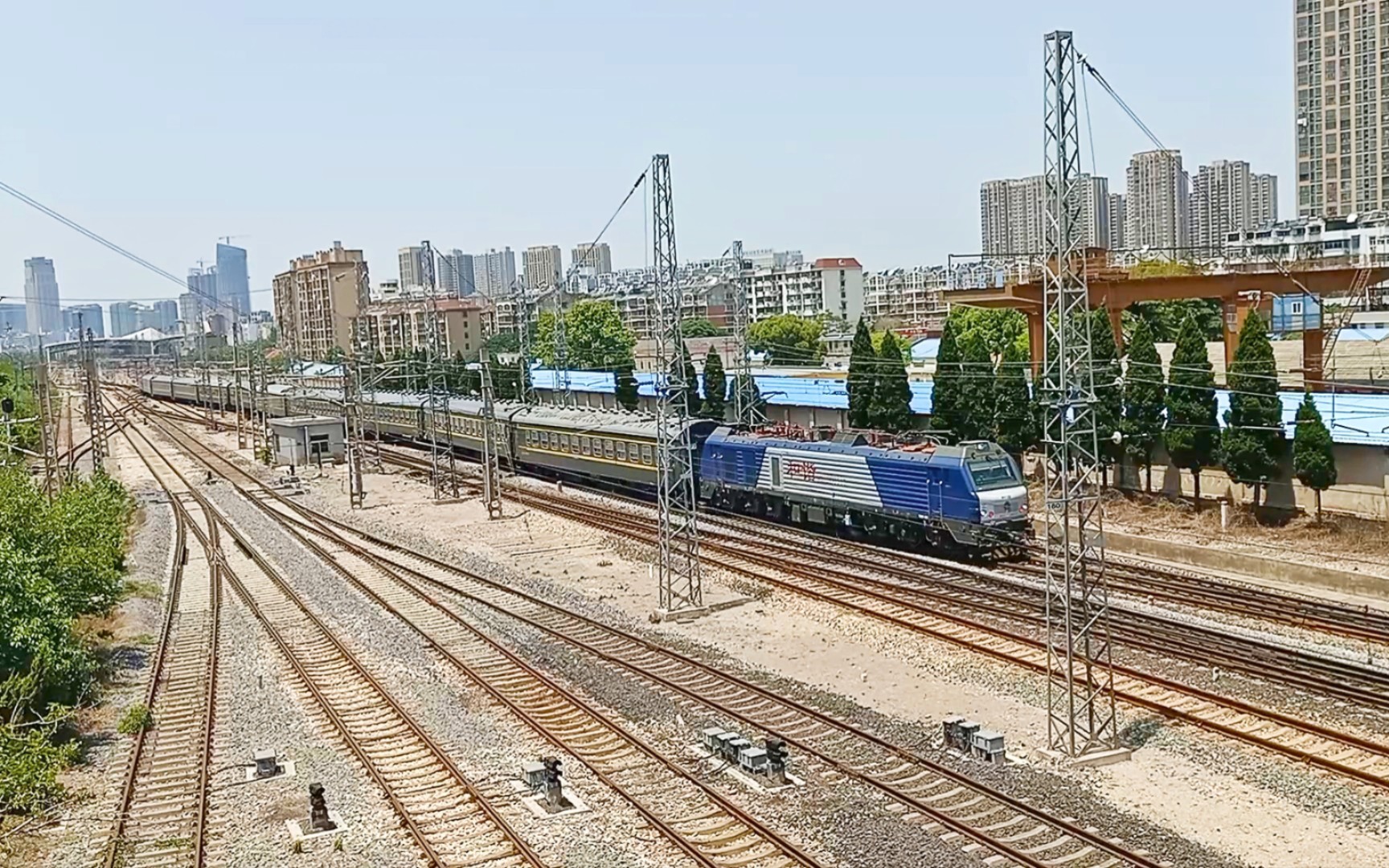 hxd2b型電力機車牽引客車y187(山海關-萍鄉)出蚌埠站