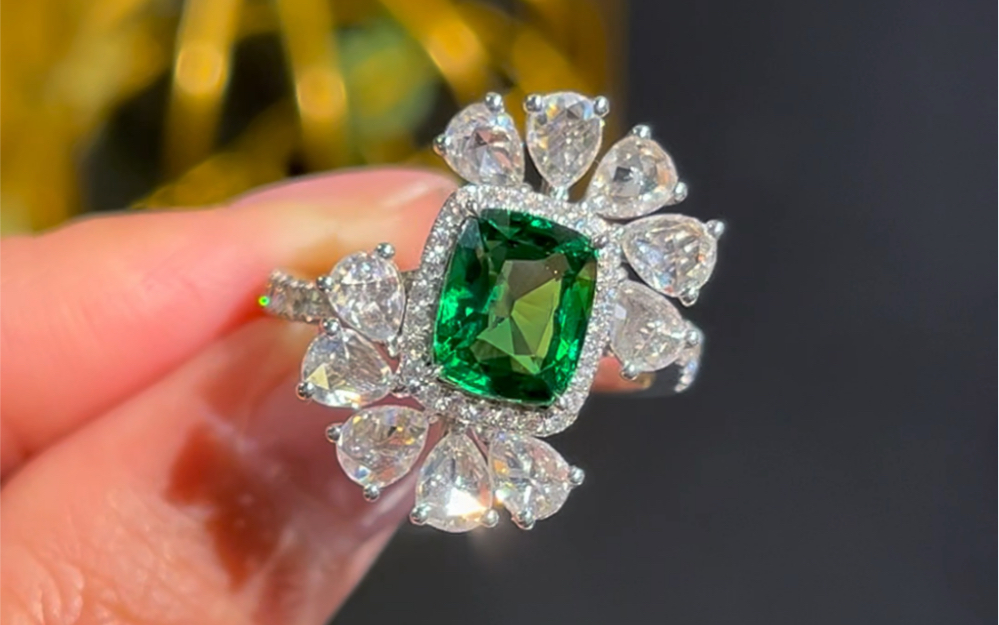 清新薄荷绿沙弗莱钻石戒指