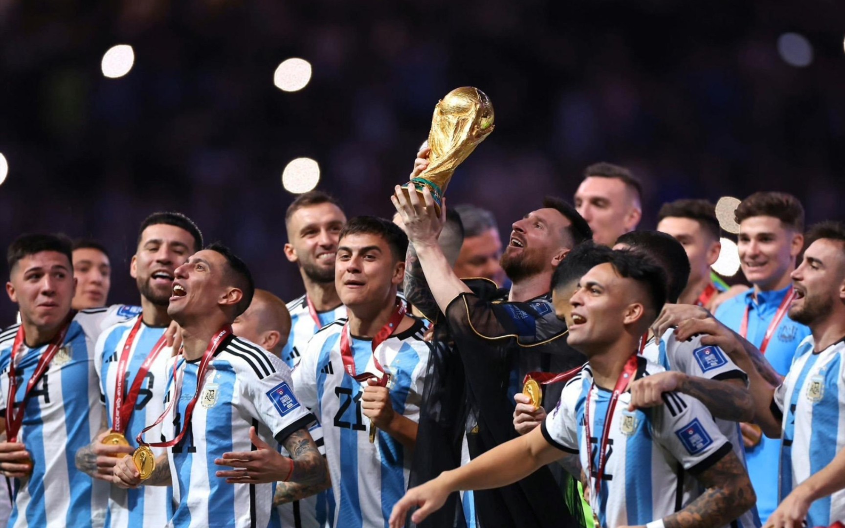 梅西捧起大力神杯,这一次,没有遗憾.