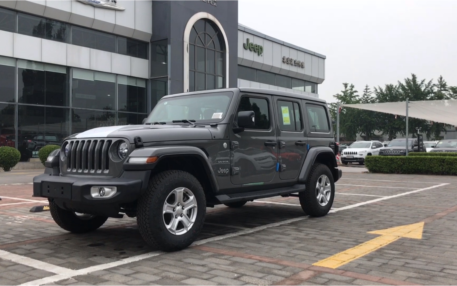 牧马人电动敞篷版银河灰色到店实拍!敞篷演示_哔哩哔哩_bilibili