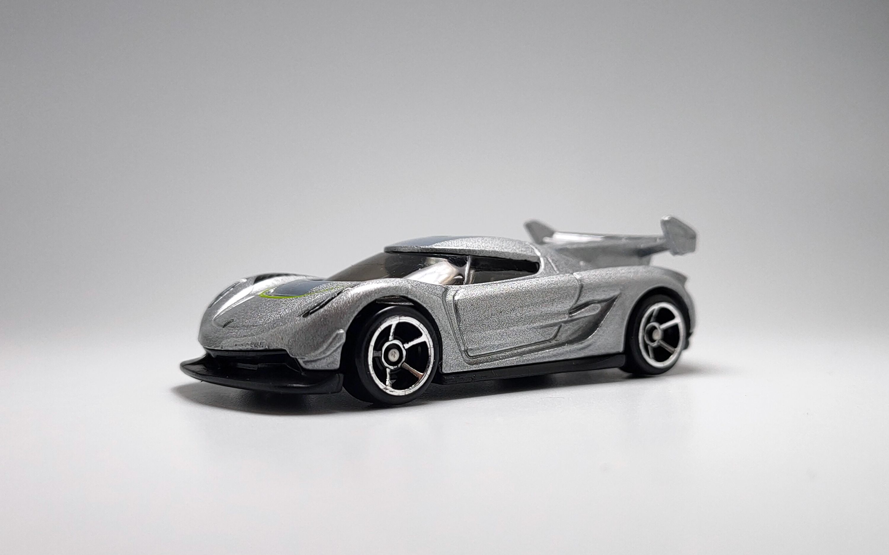 一分钟玩具开盒就这风火轮普卡柯尼塞格jesko开盒把玩评测