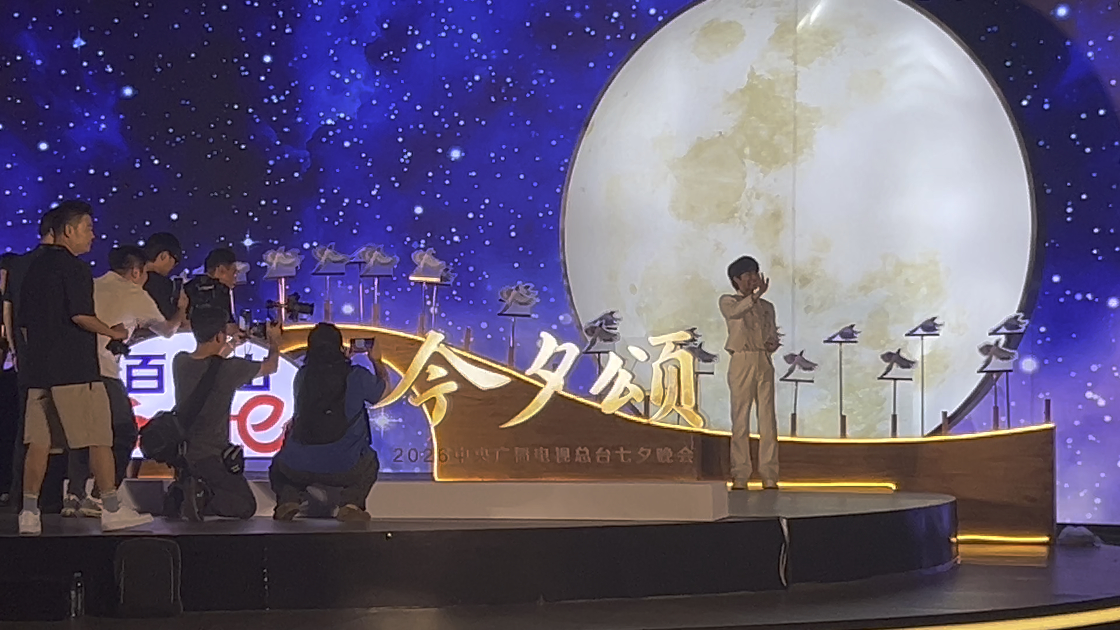 看到周深了，本地人说前几天同样的晚会都没多少人，今天人流量已经超出景区预估了，景区临时找了滨湖区的多位巡防员来维持秩序！周深是为数不多生活中比网上还火的明星！