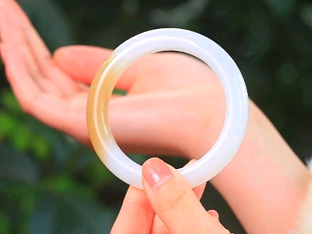 和田玉且末糖白玉手镯55口径,老坑料子,糖白分明～品质完美 肉质油润