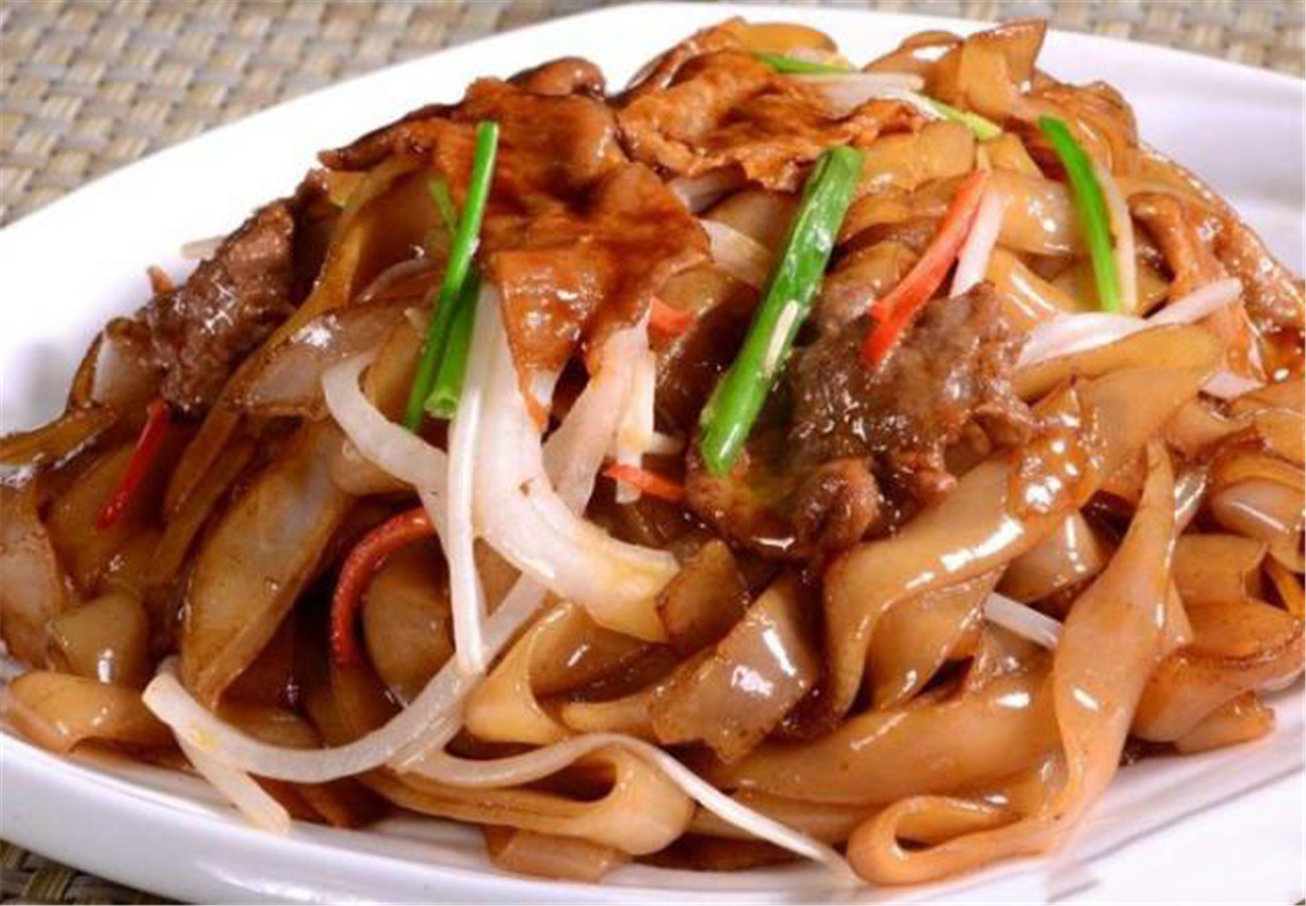 广东美食:炒河粉老是炒成一坨还粘锅?关键一步,河粉好吃不粘锅