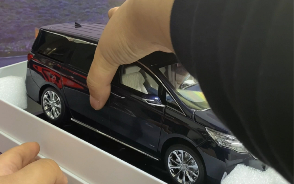 别克gl8汽车模型开箱视频