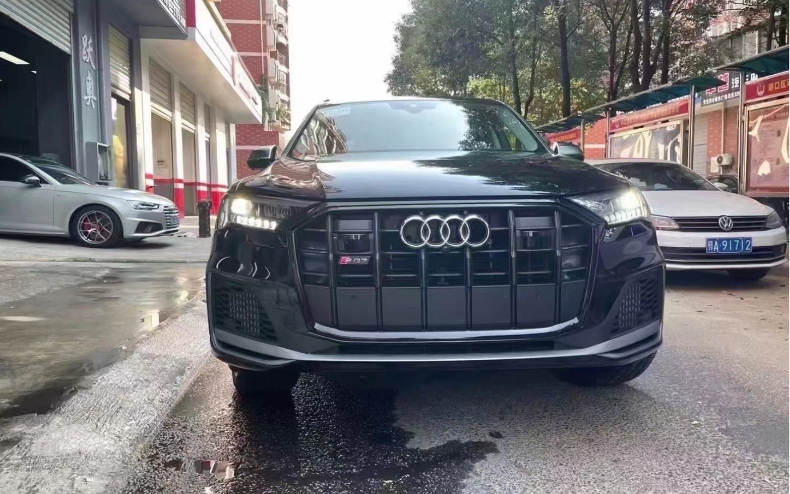 奥迪21款sq7中网后唇