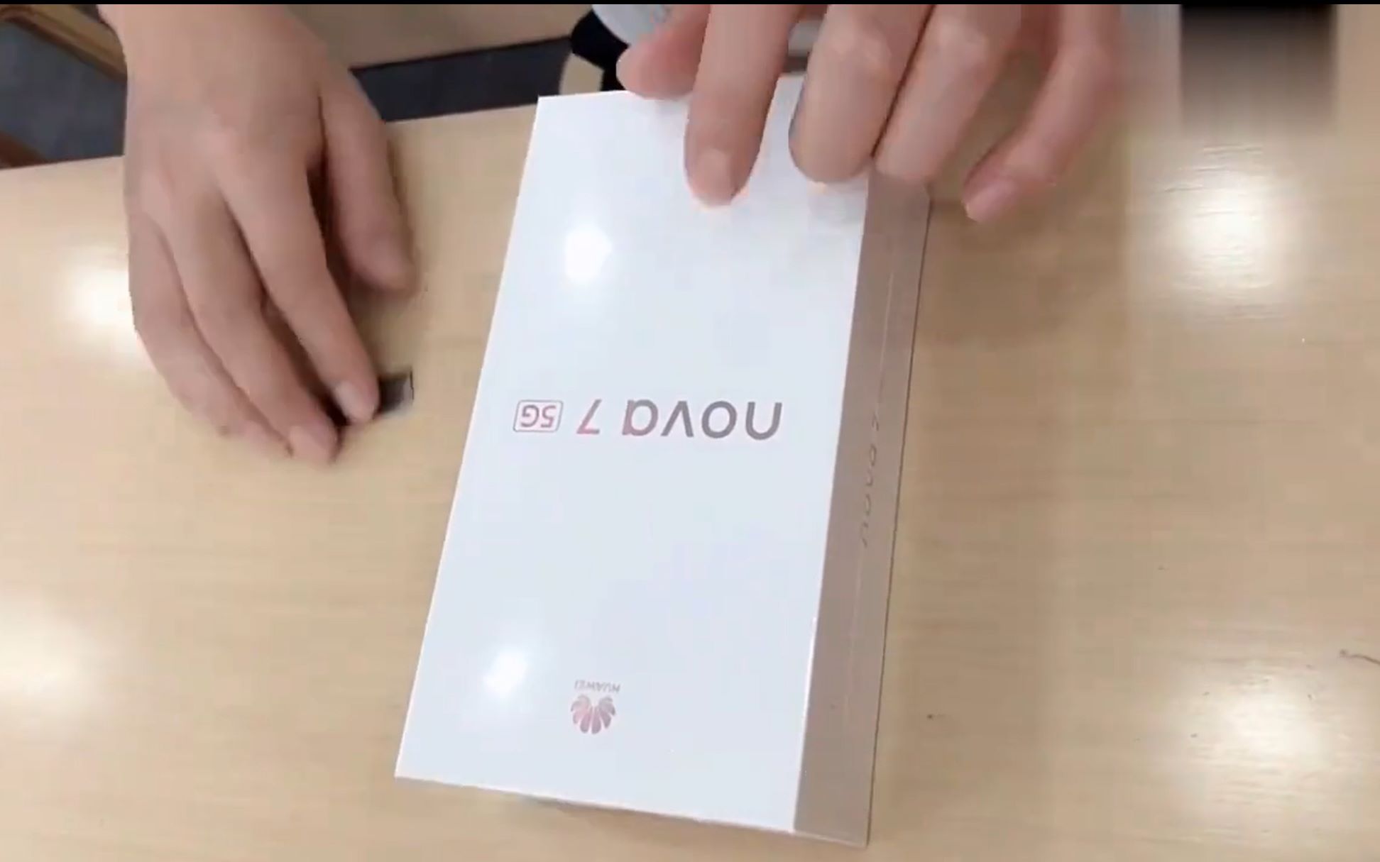 华为nova7开箱上手体验40w快充6400w后摄单挖孔前置摄像头