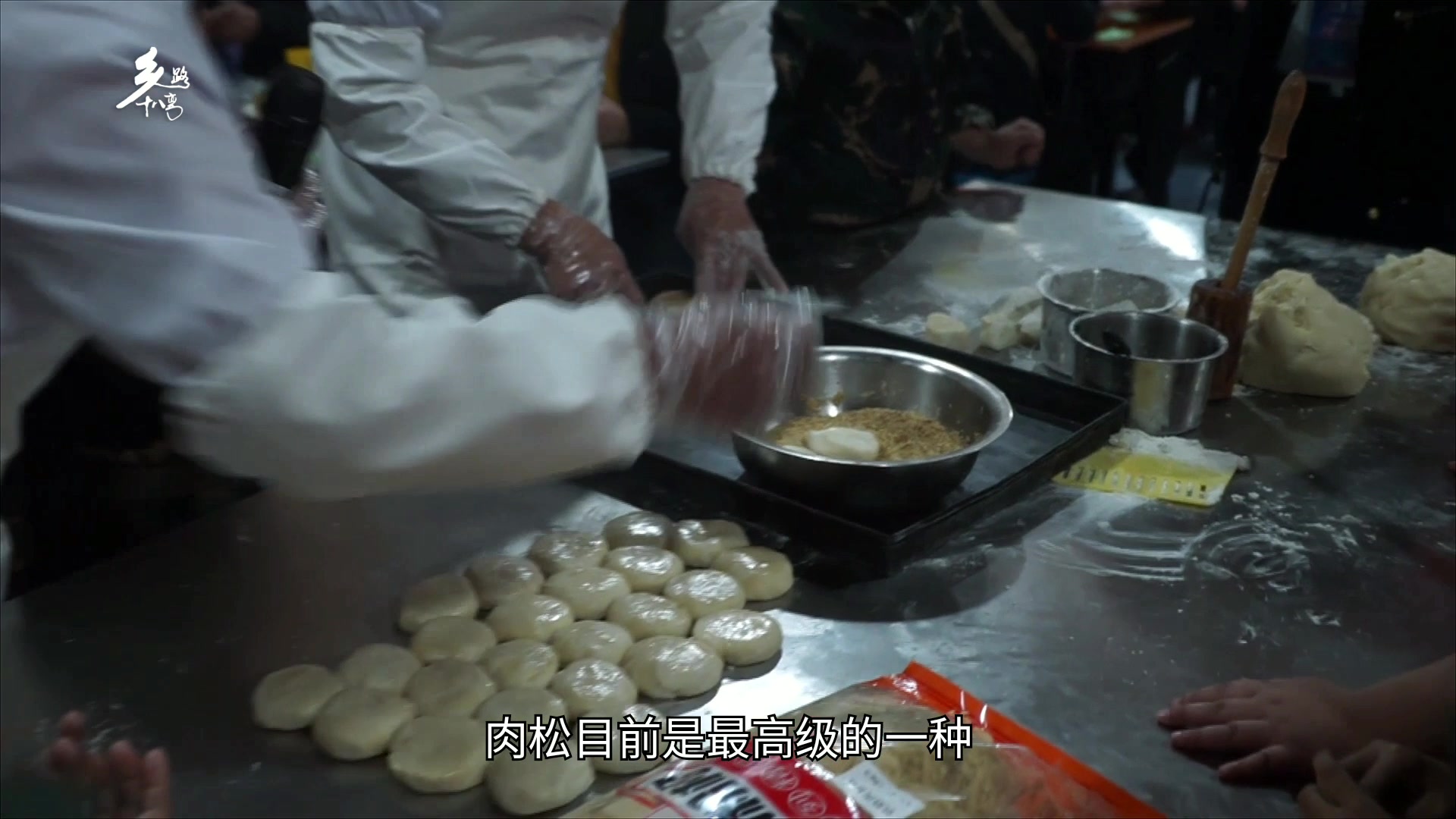 [图]农村大师傅传授烧饼制作技艺，正宗黄桥烧饼什么馅？