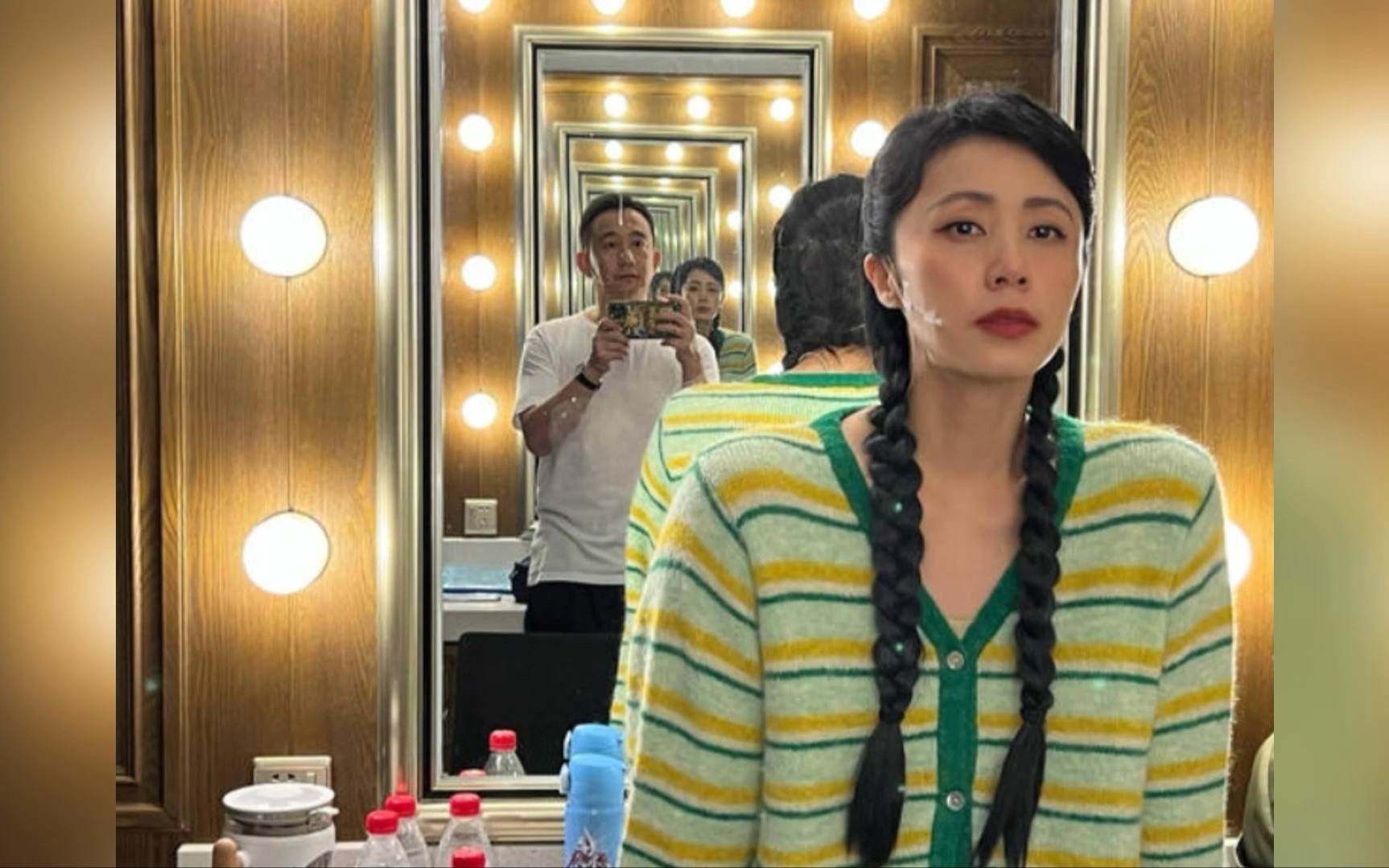 黄磊为妻子拍后台照 孙莉气质在线优雅大气