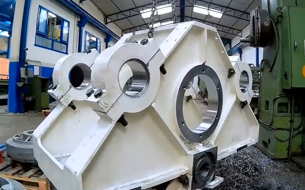 机械加工实拍一个大型零件是如何用车床加工的