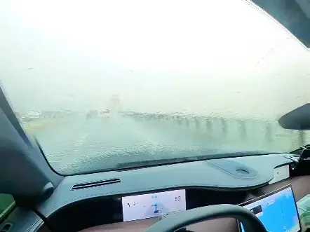 华为智驾暴雨无雨刮自动变道