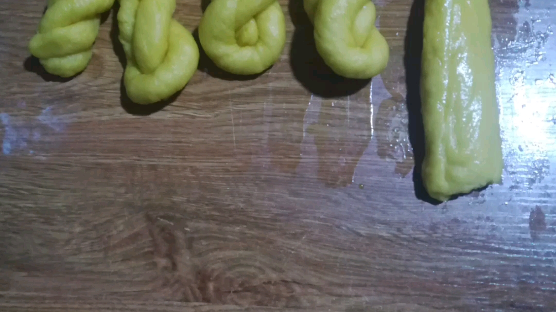 这麻花拧的是别具一格呀,炸的是七零八碎呀.