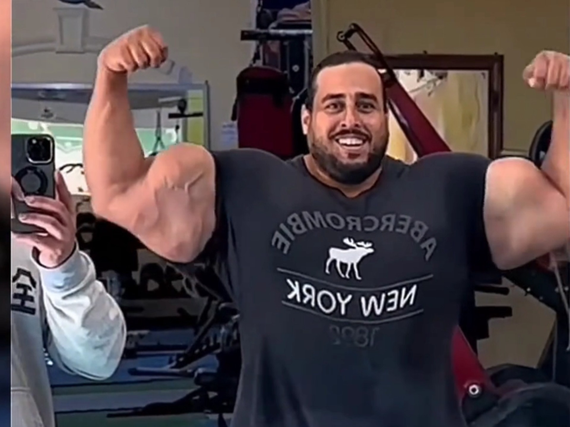 臂围66厘米的健美运动员,比多少人腿都粗!