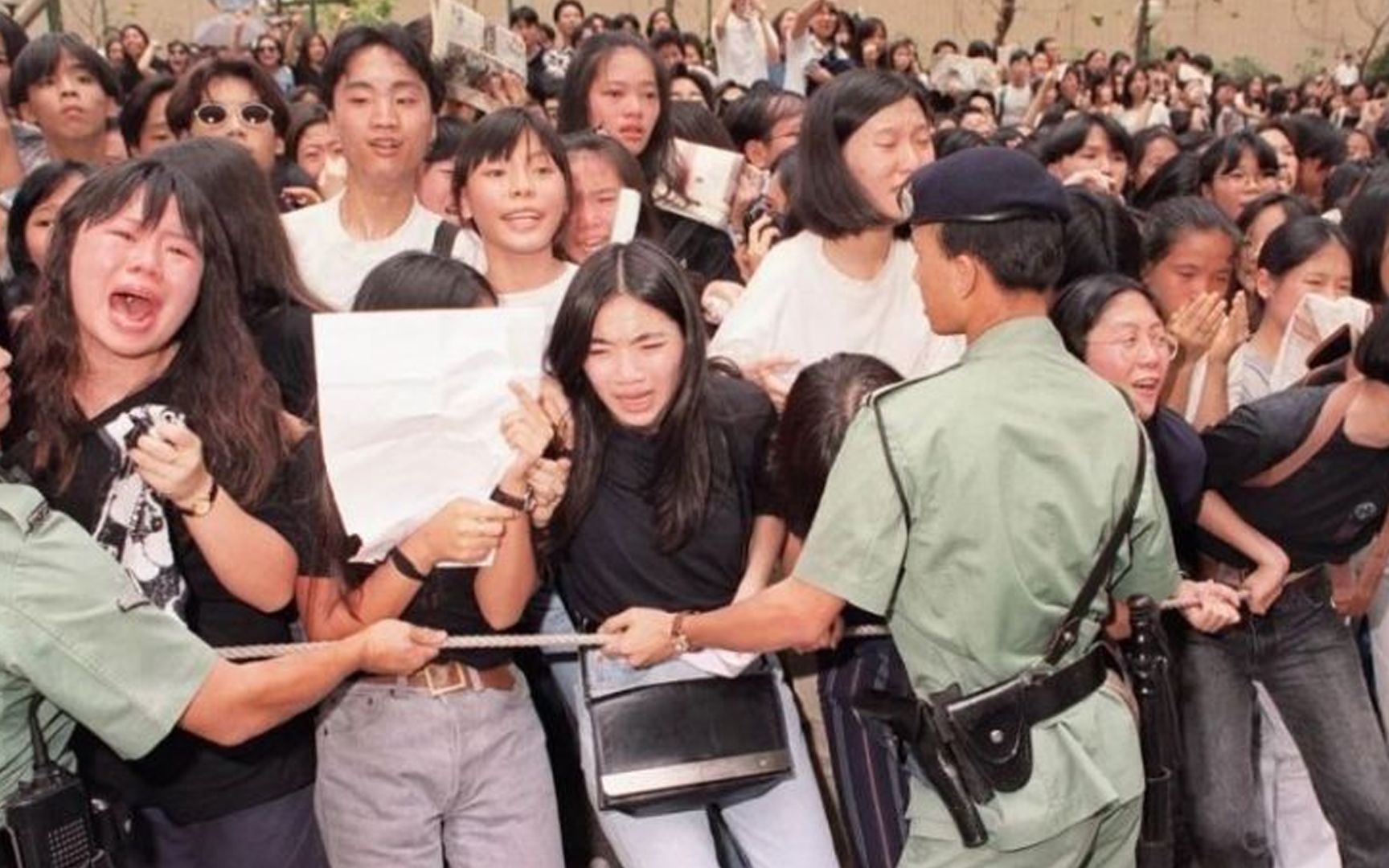 1993年,香港歌星黄家驹葬礼真实影像,上万歌迷沿街送别哔哩哔哩bilibili