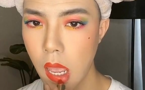 男生化女妆,比女生还惊艳,我简直是妖艳本妖了!_哔哩哔哩_bilibili