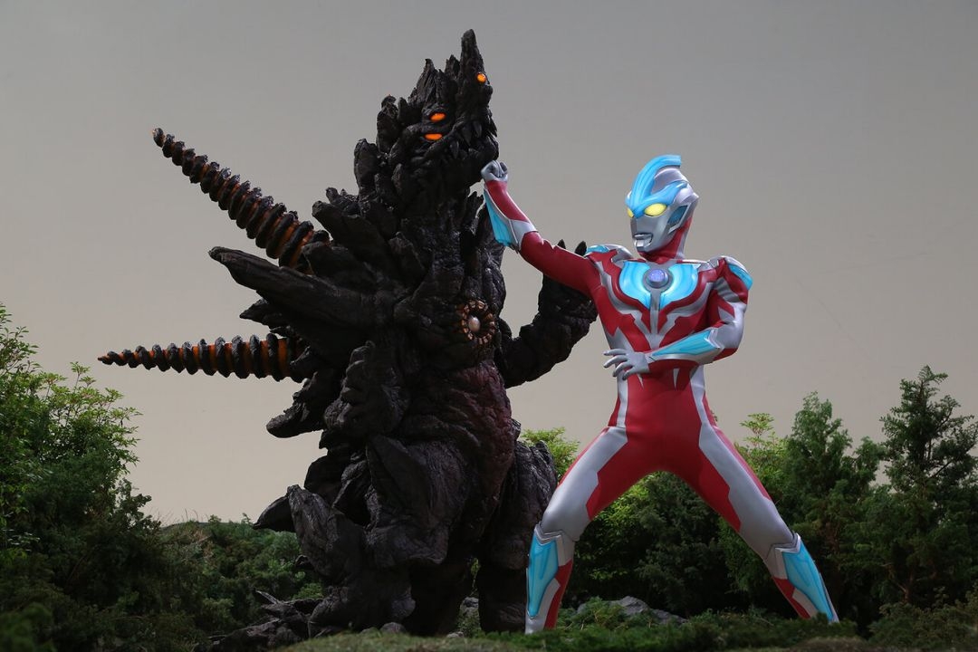 一口气看完银河奥特曼里面的超合成兽闪电达兰比尔的能力一览!