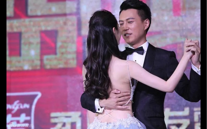 姐姐太美了!靳东绅士手挽宋轶腰跳舞!