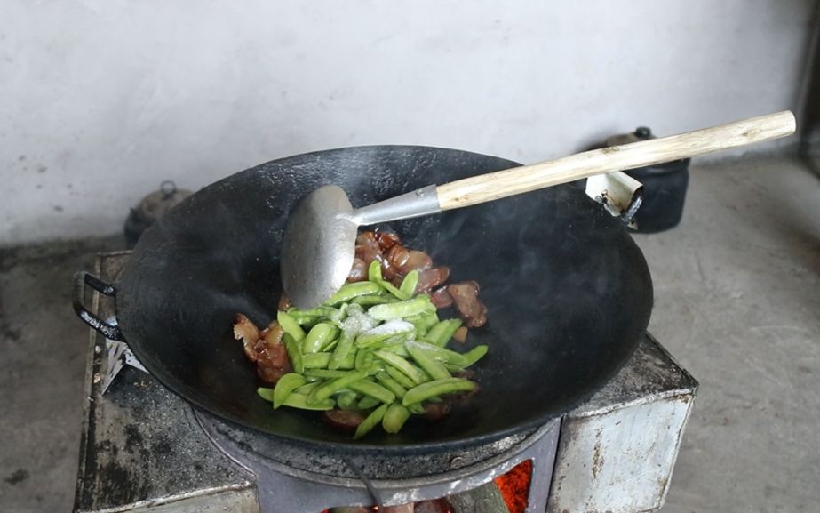 农村小伙用香肠和菜豌豆清炒,香肠清炒菜豌豆农村家常菜!哔哩哔哩bilibili