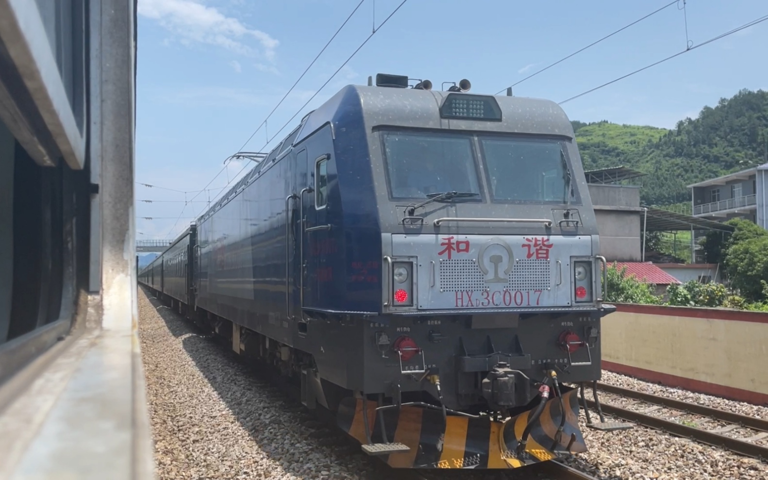 二家河站武局襄段hxd3c0017牵引长春-昆明的k2285次快速旅客列车通过