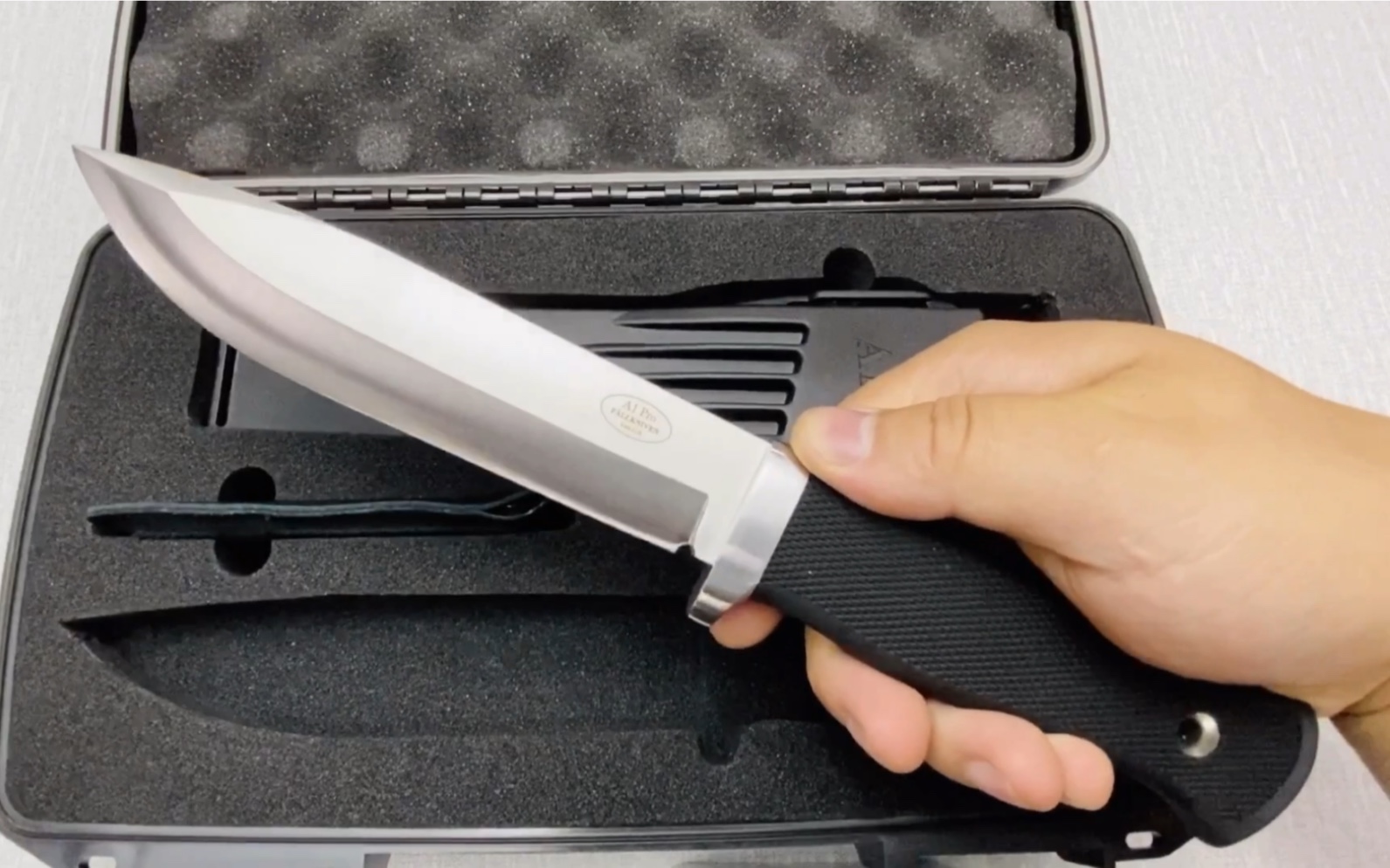 瑞典fallkniven a1-pro 专业设计版 重型生存刀 配备了专业手提箱